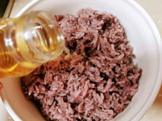 2、零难度，教你做好吃又好看的寿司卷。,紫米饭加点寿司醋搅拌均匀