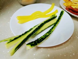 4、零难度，教你做好吃又好看的寿司卷。,青瓜切条。