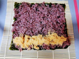 6、零难度，教你做好吃又好看的寿司卷。,摆上肉松