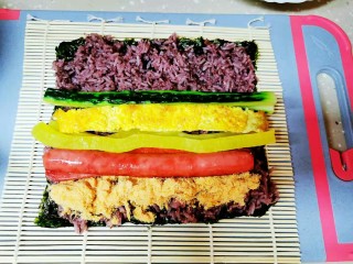 10、零难度，教你做好吃又好看的寿司卷。,然后放上青瓜条