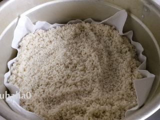 3、糯米红豆糕,起蒸锅，放足量的清水，篦子上铺笼布，糯米铺在笼布上，开大火蒸，上汽后蒸20~30分钟。