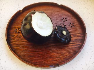 2、豌豆烧茄子,把茄子的蒂去掉。