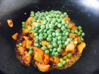 10、豌豆烧茄子,放入豌豆。