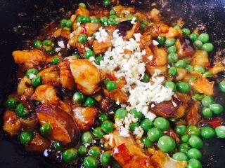 12、豌豆烧茄子,撒入蒜末,翻炒均匀关火。
