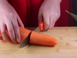 4、蒸豆腐的新吃法,口感嫩滑好吃爽口,胡萝卜去皮洗净后对半切开。