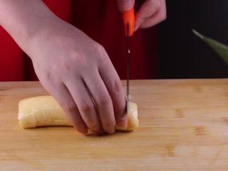 7、蒸豆腐的新吃法,口感嫩滑好吃爽口,将玉子豆腐切片备用。