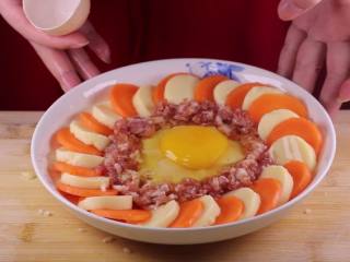 10、蒸豆腐的新吃法,口感嫩滑好吃爽口,最后在中间打上一枚蛋液。