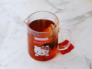 2、茶冻撞珍珠奶茶,首先制作茶冻:开水中加入红茶包浸泡10-15分钟