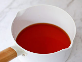 3、茶冻撞珍珠奶茶,将茶包取出扔掉,再将茶水倒入奶锅中