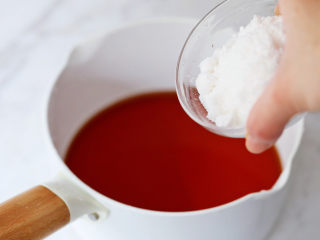 4、茶冻撞珍珠奶茶,加入白凉粉