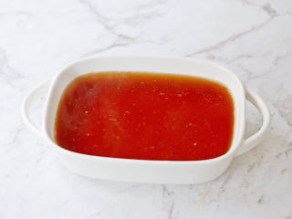 7、茶冻撞珍珠奶茶,倒入模具中放凉至凝固