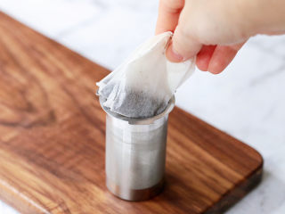 8、茶冻撞珍珠奶茶,这时候来制作奶茶部分,将红茶包放入茶网中备用