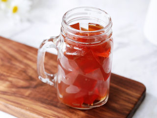 15、茶冻撞珍珠奶茶,放入杯中