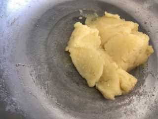 9、红丝绒脆皮泡芙,不停的搅拌，直至锅底沾上一层膜即可关火