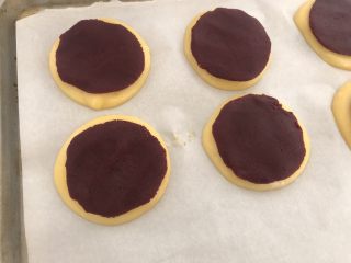 15、红丝绒脆皮泡芙,上面放上酥皮，放入提前预热好的烤箱上火170度下火150度烤40分钟即可