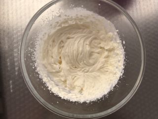 16、红丝绒脆皮泡芙,400g淡奶油中加入32g的白糖打发至纹路清晰即可