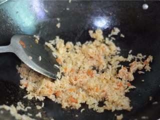 3、圣诞老人便当,将三分之一米饭倒进去翻炒均匀