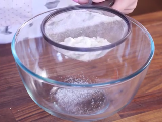 3、玫瑰马卡龙,糖粉、杏仁粉放料理机处理，使其更细，加着再次过筛