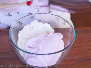 5、玫瑰马卡龙,把过筛的杏仁粉加一半到蛋清中，拌匀