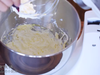 13、玫瑰马卡龙,将软化的黄油分多次加入蛋清中，每一次都充分打发混合，待黄油混合完成加入香精、色素，继续打发，直至奶油霜非常顺滑