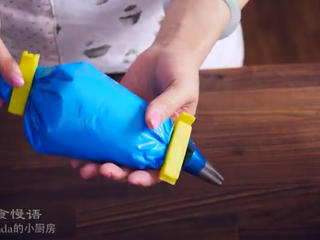 14、玫瑰马卡龙,打好后，继续加入裱花袋