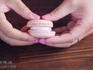 15、玫瑰马卡龙,在马卡龙中间挤上打发好的奶油霜，两个饼夹在一起就好了，最好密封起来，放一夜，味道更好