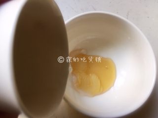 2、奶香烤玉米,蜂蜜加水。