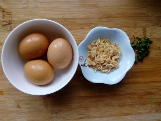 1、虾皮蒸蛋羹, 准备好各项食材。