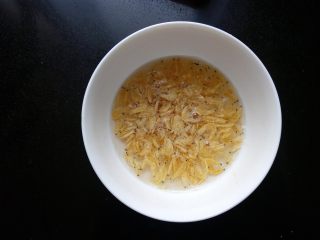 2、虾皮蒸蛋羹, 虾皮用水冲洗一下，去除杂质。