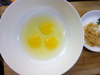 4、虾皮蒸蛋羹,鸡蛋磕入碗中，打散。