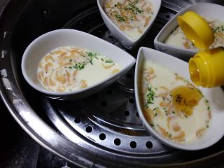 14、虾皮蒸蛋羹,最后淋上几滴香油就可以美美的享用啦。