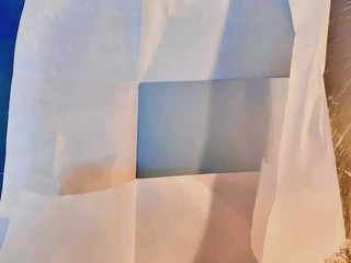 1、抹茶生巧,用油纸沿着模具底部折叠