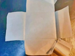 2、抹茶生巧,再沿着模具侧边剪去四角