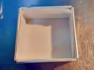 3、抹茶生巧,将裁好形状的油纸铺在模具中