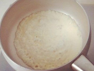 4、抹茶生巧,奶油倒入锅中烧开