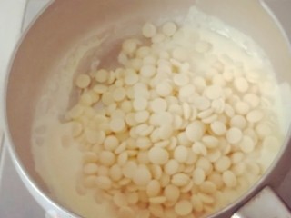 5、抹茶生巧,倒入白巧克力