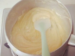 6、抹茶生巧,小火加热并不停搅拌