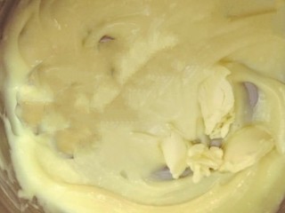 8、抹茶生巧,加入黄油，继续搅拌