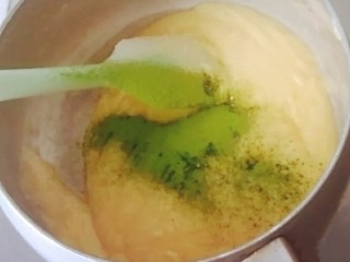 9、抹茶生巧,倒入过筛的奶茶粉