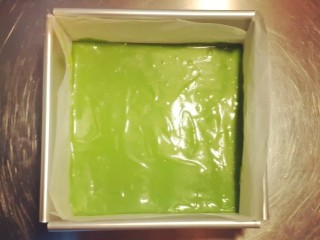 11、抹茶生巧,倒入模具，震出气泡，放入冰箱冷藏4小时