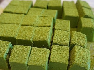 13、抹茶生巧,从模具中取出