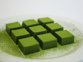 14、抹茶生巧,摆盘，筛入抹茶粉