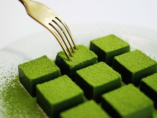 16、抹茶生巧,抹茶微微苦涩的味道和巧克力的香甜互相中和，入口不齁甜