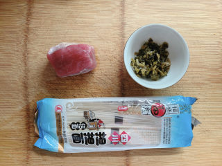 1、雪菜肉丝面,食材如图，所示示意。我选用的是腌制好的雪菜酱菜。