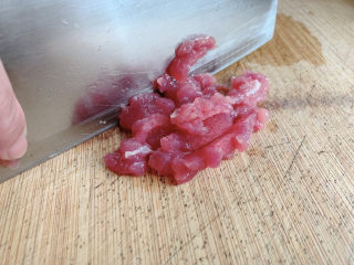 2、雪菜肉丝面,瘦肉切成丝。