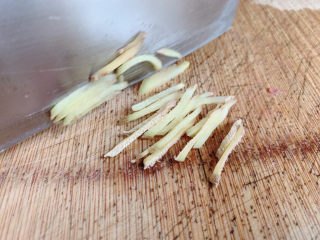 3、雪菜肉丝面,姜片切成丝。