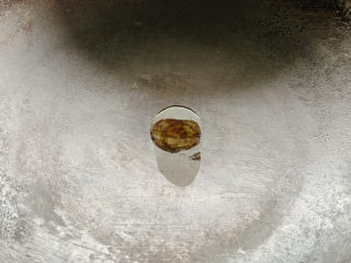 4、雪菜肉丝面,锅烧热油，转小火。