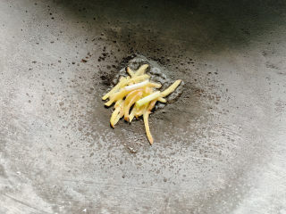 5、雪菜肉丝面,加入姜丝爆香。