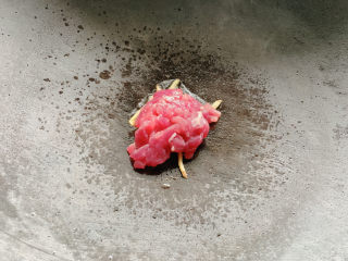 6、雪菜肉丝面,加入瘦肉丝，煸炒。