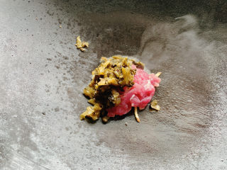 7、雪菜肉丝面,加入雪菜，翻炒均匀。